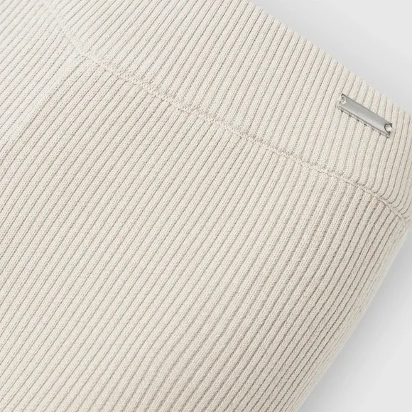 Manière de Voir Set - Beige Ribbed Contour Crop Top & Ombré Flared Leggings - Picture 14 of 15